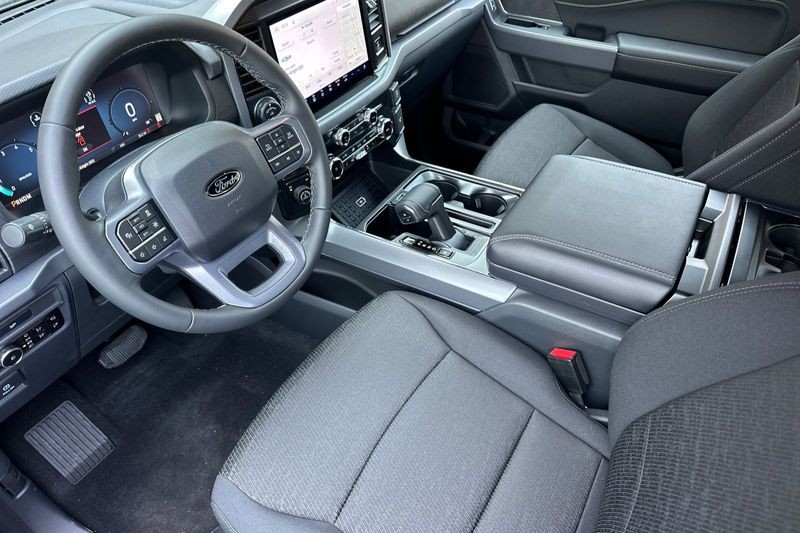 Ford F-150 Vehicle Full-screen Gallery Image 09