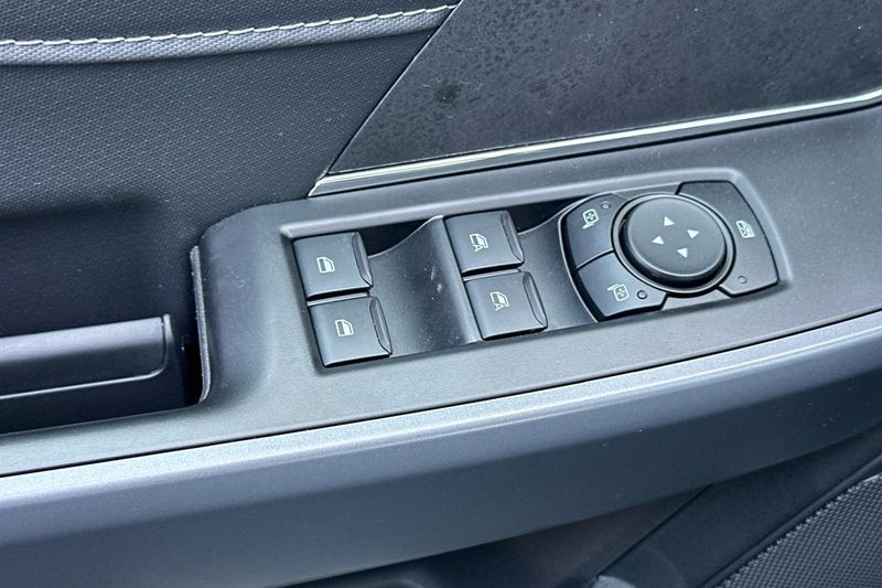 Ford F-150 Vehicle Full-screen Gallery Image 11