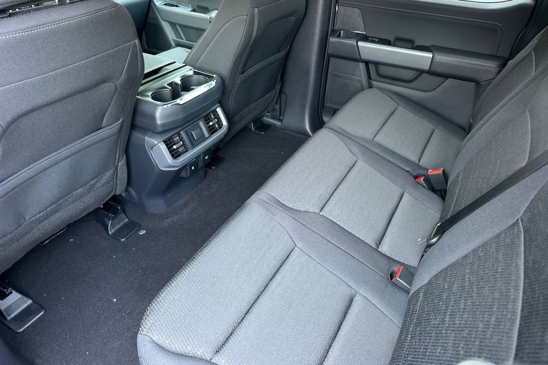 Ford F-150 Vehicle Full-screen Gallery Image 12