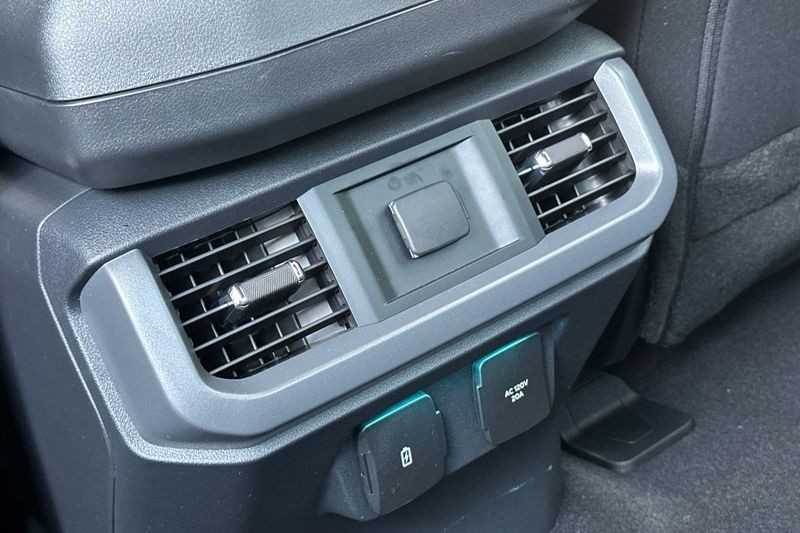 Ford F-150 Vehicle Full-screen Gallery Image 13