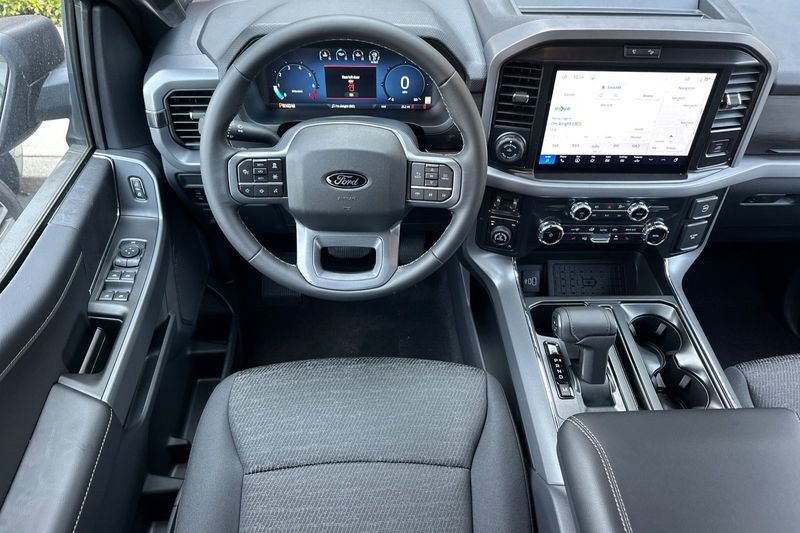 Ford F-150 Vehicle Full-screen Gallery Image 15