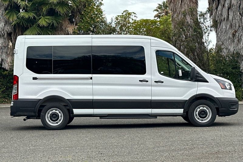 Ford Transit-350 Vehicle Full-screen Gallery Image 02