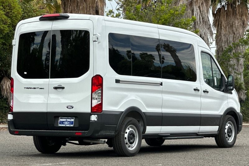 Ford Transit-350 Vehicle Full-screen Gallery Image 03