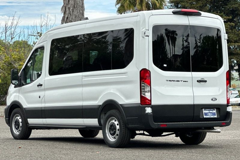 Ford Transit-350 Vehicle Full-screen Gallery Image 05