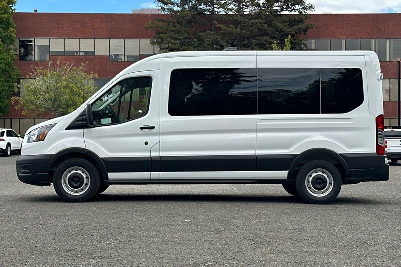 Ford Transit-350 Vehicle Full-screen Gallery Image 06