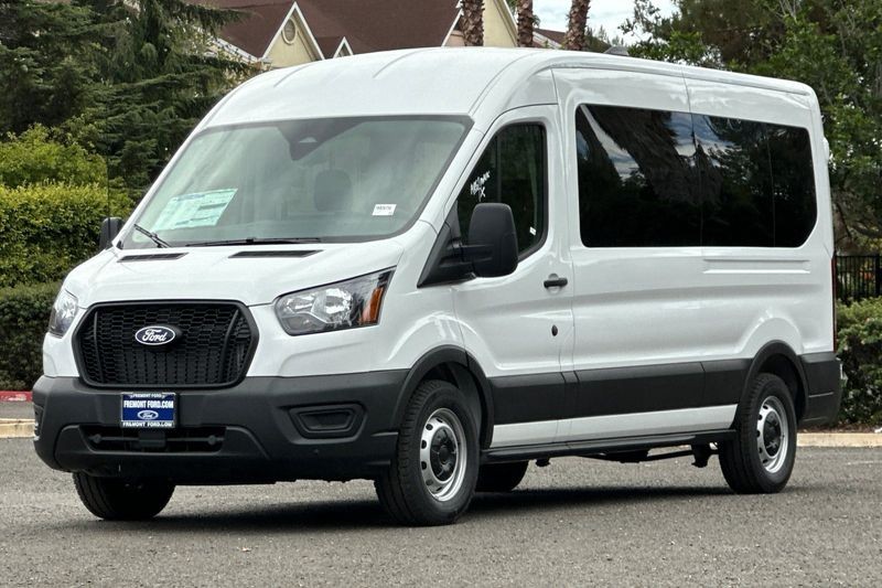 Ford Transit-350 Vehicle Full-screen Gallery Image 07