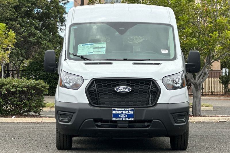 Ford Transit-350 Vehicle Full-screen Gallery Image 08