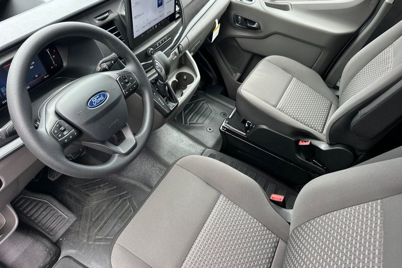 Ford Transit-350 Vehicle Full-screen Gallery Image 09