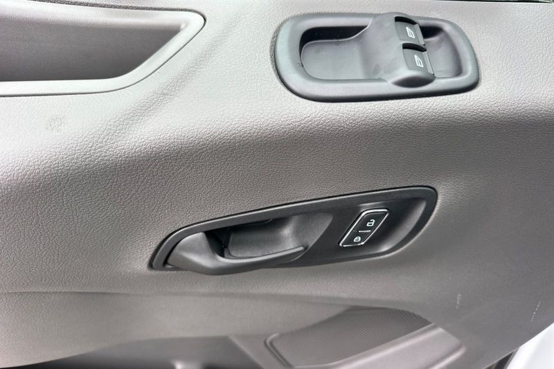 Ford Transit-350 Vehicle Full-screen Gallery Image 10