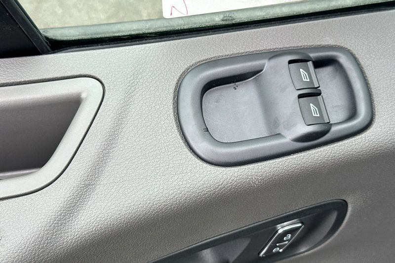 Ford Transit-350 Vehicle Full-screen Gallery Image 11