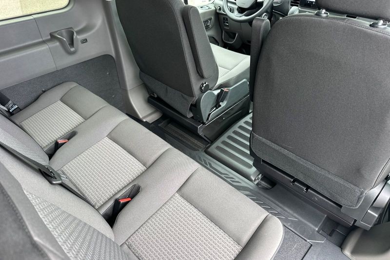 Ford Transit-350 Vehicle Full-screen Gallery Image 12