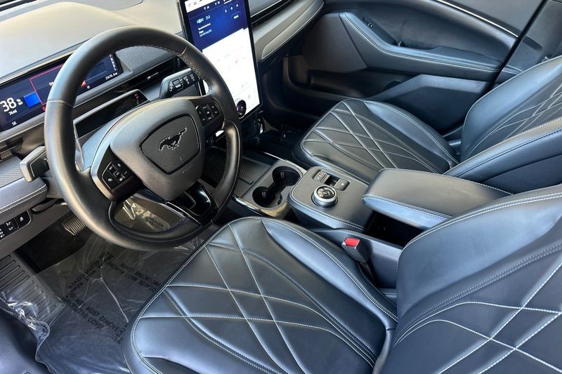 Ford Mustang Mach-E Vehicle Full-screen Gallery Image 10