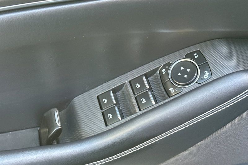 Ford Mustang Mach-E Vehicle Full-screen Gallery Image 12