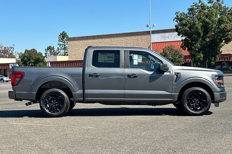 Ford F-150 Vehicle Full-screen Gallery Image 02