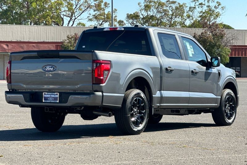 Ford F-150 Vehicle Full-screen Gallery Image 03