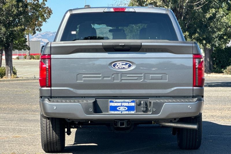 Ford F-150 Vehicle Full-screen Gallery Image 04