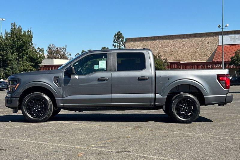 Ford F-150 Vehicle Full-screen Gallery Image 06