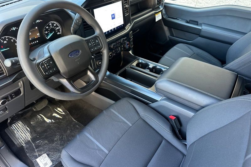 Ford F-150 Vehicle Full-screen Gallery Image 09