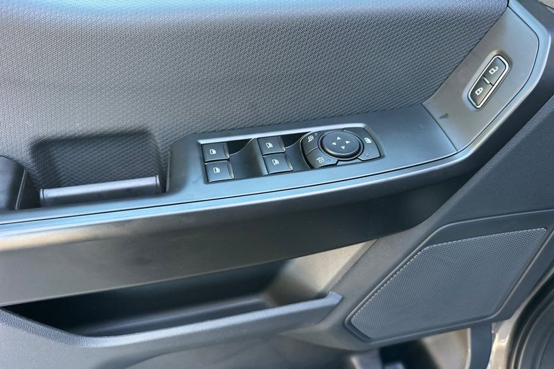 Ford F-150 Vehicle Full-screen Gallery Image 10