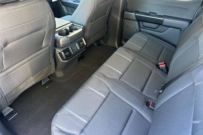 Ford F-150 Vehicle Full-screen Gallery Image 12