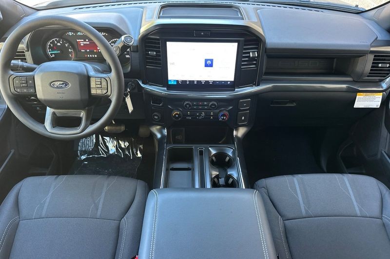 Ford F-150 Vehicle Full-screen Gallery Image 14