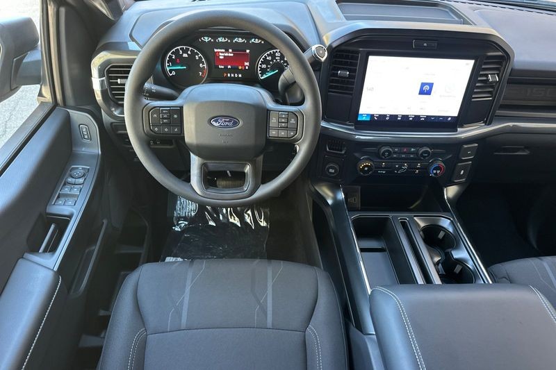 Ford F-150 Vehicle Full-screen Gallery Image 15