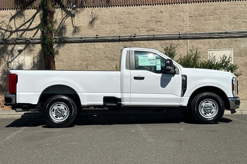 Ford F-250SD Vehicle Full-screen Gallery Image 02