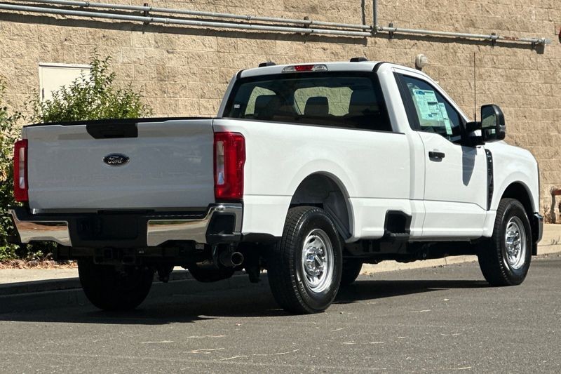 Ford F-250SD Vehicle Full-screen Gallery Image 03