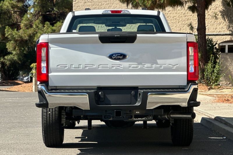 Ford F-250SD Vehicle Full-screen Gallery Image 04
