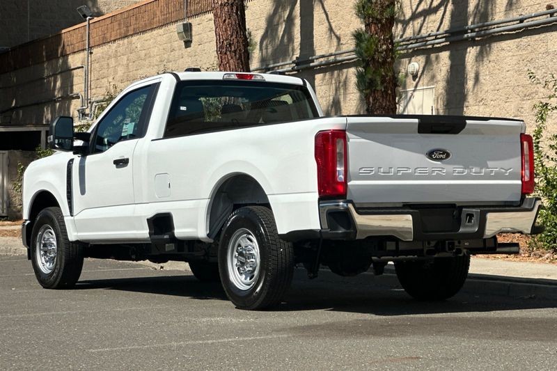Ford F-250SD Vehicle Full-screen Gallery Image 05