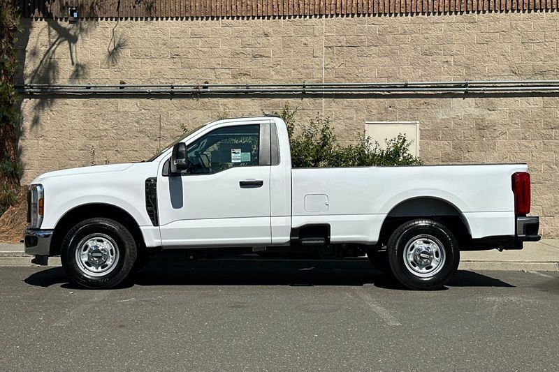 Ford F-250SD Vehicle Full-screen Gallery Image 06