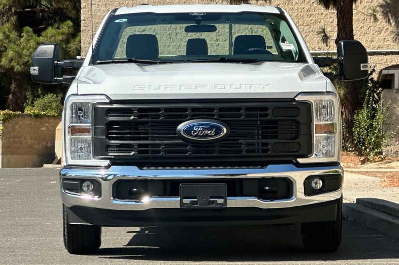Ford F-250SD Vehicle Full-screen Gallery Image 08