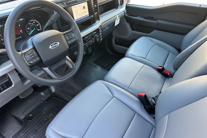 Ford F-250SD Vehicle Full-screen Gallery Image 09