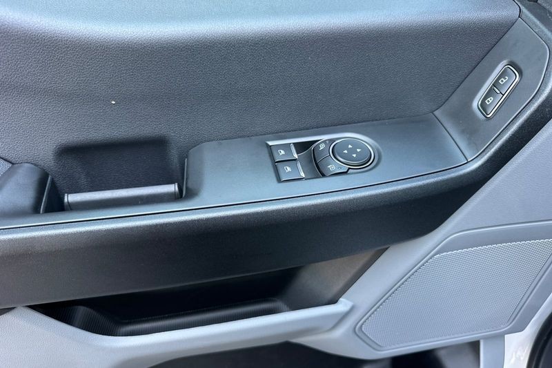 Ford F-250SD Vehicle Full-screen Gallery Image 10