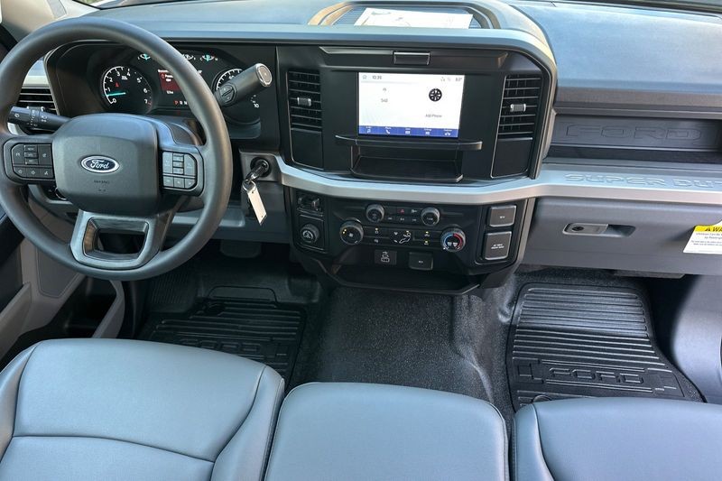 Ford F-250SD Vehicle Full-screen Gallery Image 12