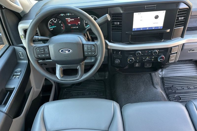 Ford F-250SD Vehicle Full-screen Gallery Image 13