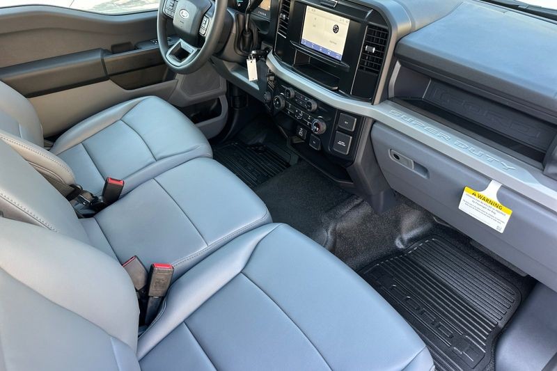 Ford F-250SD Vehicle Full-screen Gallery Image 14