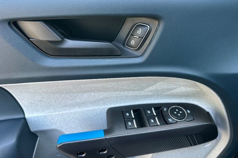 Ford Maverick Vehicle Full-screen Gallery Image 10