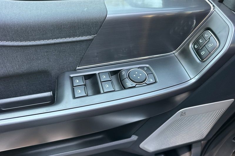 Ford F-150 Vehicle Full-screen Gallery Image 10