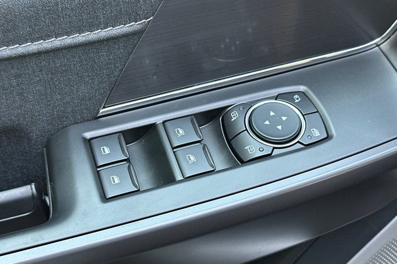 Ford F-150 Vehicle Full-screen Gallery Image 11