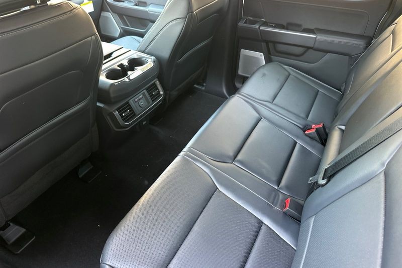 Ford F-150 Vehicle Full-screen Gallery Image 12