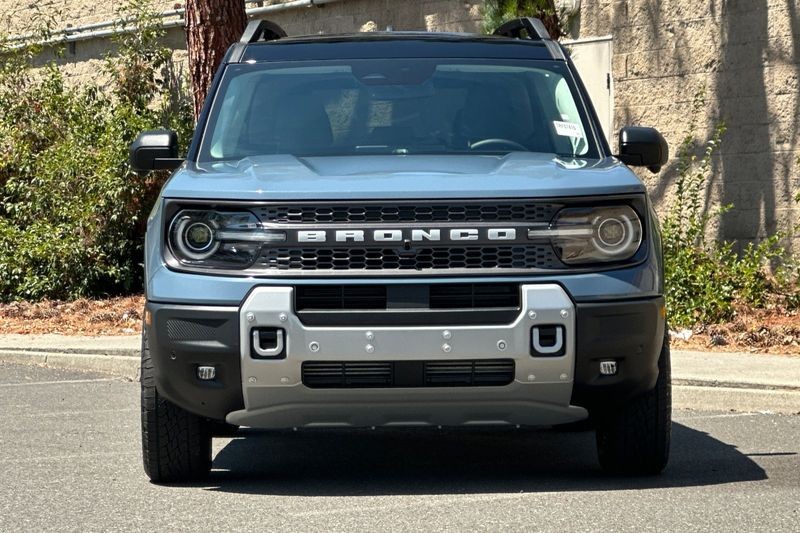 Ford Bronco Sport Vehicle Full-screen Gallery Image 08