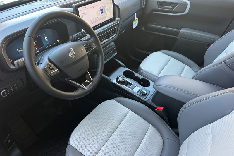 Ford Bronco Sport Vehicle Full-screen Gallery Image 09
