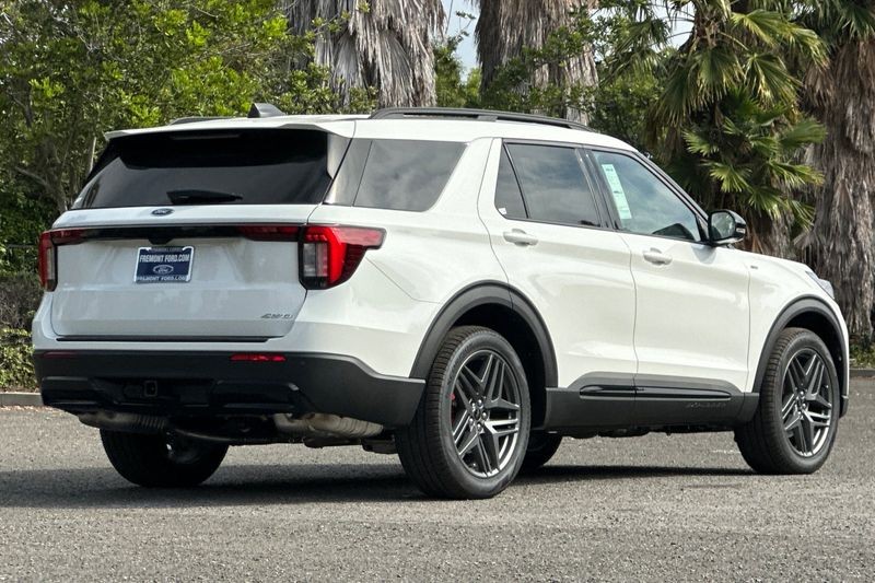 Ford Explorer Vehicle Full-screen Gallery Image 03