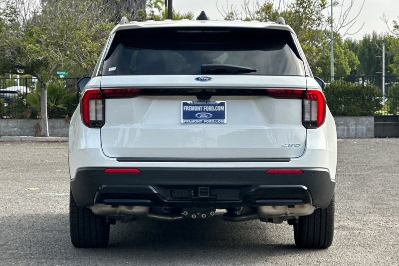 Ford Explorer Vehicle Full-screen Gallery Image 04