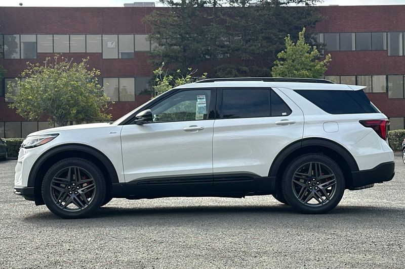 Ford Explorer Vehicle Full-screen Gallery Image 06