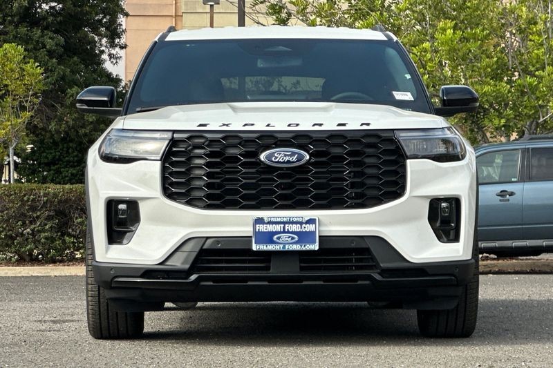 Ford Explorer Vehicle Full-screen Gallery Image 08