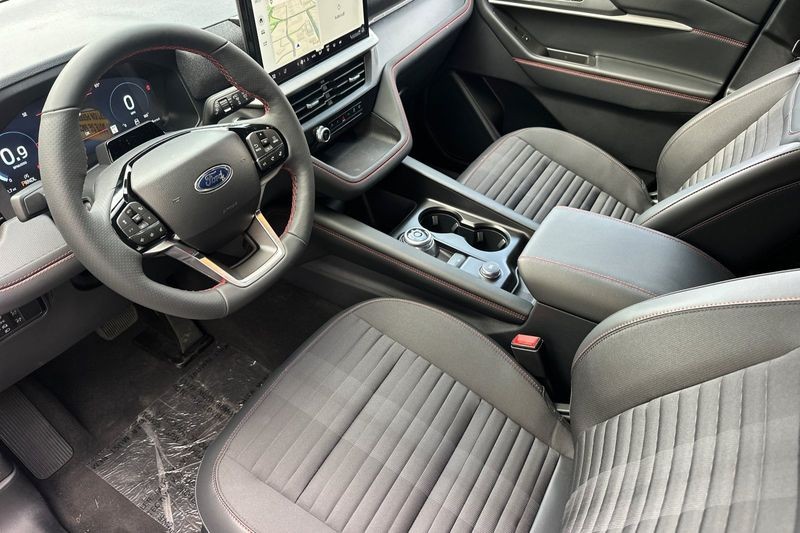 Ford Explorer Vehicle Full-screen Gallery Image 09