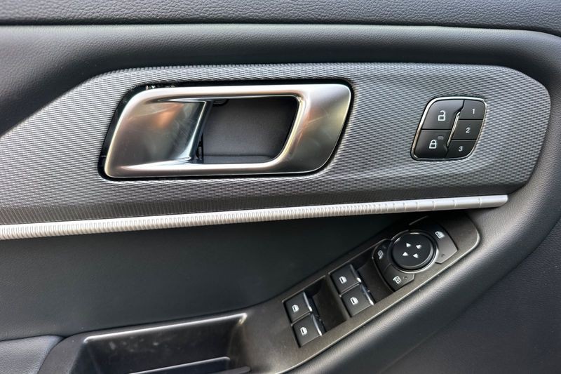 Ford Explorer Vehicle Full-screen Gallery Image 10