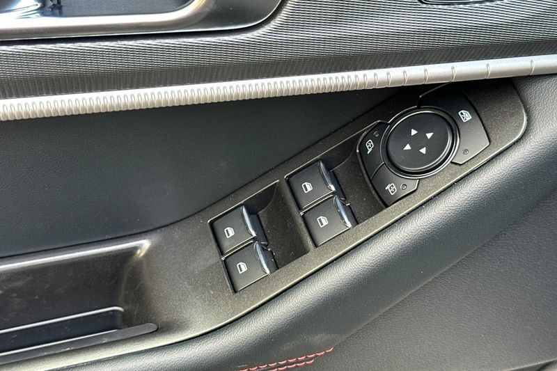 Ford Explorer Vehicle Full-screen Gallery Image 11